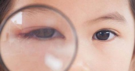 niño con lupa